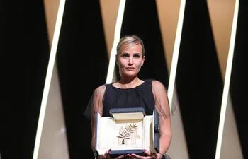 El cineasta francesa Julia Ducournau posa con la Palma de Oro del Festival de Cannes, tras la ceremonia de premiación. La directora recibió el mayor premio del festival por su película "Titane".
