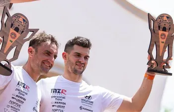 Fabrizio Zaldívar (d) celebra con el trofeo del tercer lugar del Rally de Paraguarí 2023.