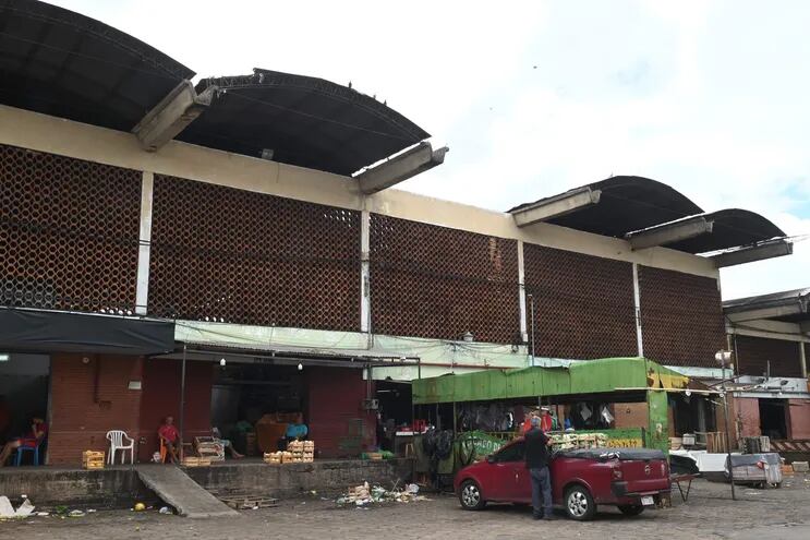 Una parte del bloque A del Mercado de Abasto se quedó sin techo tras la tormenta. Mientras, en el suelo se puede ver basura esparcida por doquier.