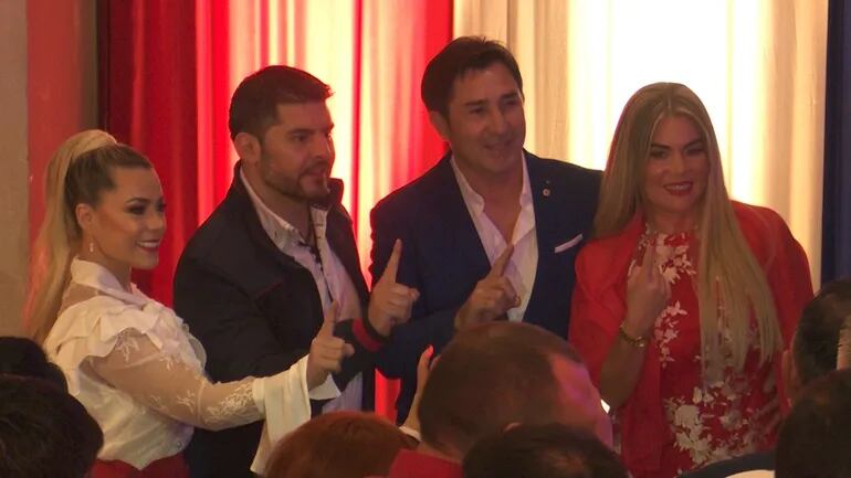 Lizarella Valiente, Óscar "Nenecho" Rodríguez y dos de los participantes de su exclusiva cena en el Yacht y Golf Club.
