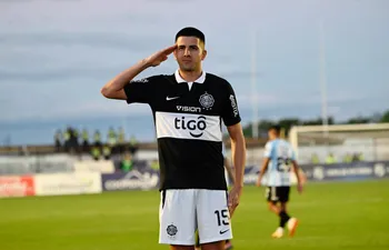Mateo Gamarra, futbolista de Olimpia, celebra un gol en el partido contra Guaireña por el torneo Clausura 2023 del fútbol paraguayo en el estadio Parque del Guairá, en Villarrica.