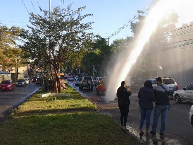 Un caño roto sobre la avenida Luis María Argaña causó un gran chorro de agua que se expande hacia arriba.
