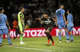 El paraguayo Ronaldo Martínez, jugador de Platense, celebra un gol en el partido contra Belgrano por la Copa de la Liga Profesional.
