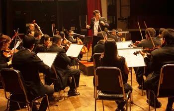 La Orquesta de Cámara Municipal de Asunción culminará esta noche su temporada 2019 bajo la batuta de Miguel Ángel Echeverría.