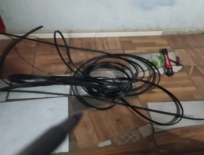 Metros de cables que fueron hallados en poder de los detenidos