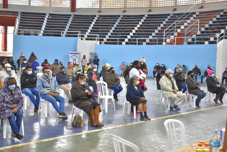 Más de 800 adultos mayores de 55 años de edad acudieron hoy al vacunatorio de Villarrica.