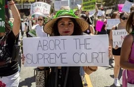 Mujeres que defienden el derecho de abortar se manifiestan contra restricciones del Supremo de Estados Unidos.