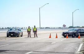 Policías estatales de Florida bloquean un puente que llevan a la base naval de Pensacola.
