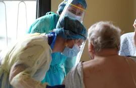 Personal médico del hospital CHR Sambre et Meuse, en Bélgica, atiende a un pacientre con coronavirus.