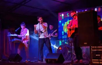 El Grupo guaireño Diadema brilló anoche con un concierto en Villarrica que promete ser el puntapié para el reinicio de las actividades musicales, turísticas y gastronómicas en esta ciudad.