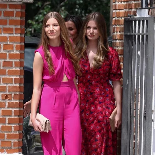 La infanta Sofía y la princesa Leonor llegando a la ceremonia de confirmación. (Instagram/Casa Real de España)