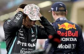 Lewis Hamilton (i) y Max Verstappen (d) después de la clasificación que conquistó el neerlandés en el Gran Premio de Abu Dabi.