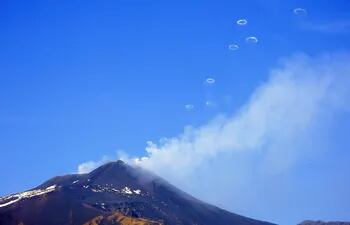 El volcán italiano Etna, el más activo del continente europeo, expulsó este viernes a la atmósfera numerosos "anillos" de humo, un fenómeno "extraordinario" que pudo verse desde las inmediaciones del cráter y la ciudad siciliana de Catania (sur).