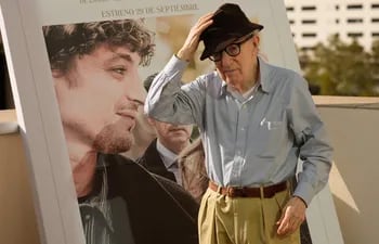Woody Allen posa durante la presentación en Barcelona de su última película, "Golpe de suerte", rodada en francés en París.
