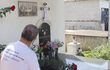 Don “Ino” Quintana observa en silencio la tumba de su hijo menor, Rodrigo Quintana Arrúa, asesinado por efectivos de la policía cartista en la madrugada del 1 de abril de 2017.