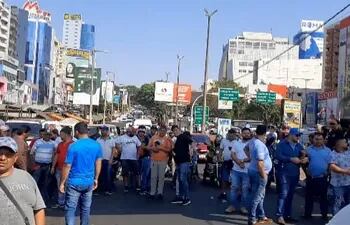 Los transportistas se encuentran agrupados en la zona primaria de Ciudad del Este. Amenazan con una manifestación indefinida si persisten los controles exhaustivos.
