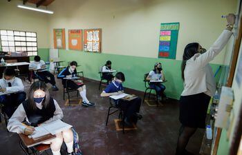Una profesora da clases en la Escuela Celsa Speratti, en Asunción. (Foto de archivo). Las vacaciones de invierno serán en julio.
