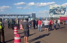Camioneros protestan por la suba de tarifa del peaje de Ypacaraí