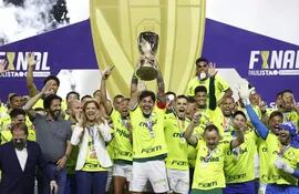 Gustavo Gómez, capitán del Palmeiras, levanta otro trofeo en el fútbol brasileño.