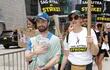 Daniel Radcliffe, con su bebé en brazos, y Erin Darke se unieron a la huelga de actores en Hollywood.