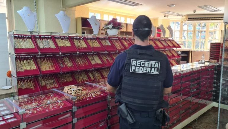 Autoridades del Brasil, allanando joyerías donde se comercializaría parte del oro extraído de manera ilegal de minas amazónicas.
