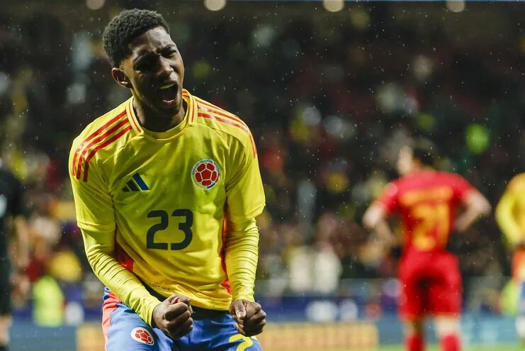 El centrocampista de la selección de Colombia Yaser Asprilla celebra su gol, tercero del equipo, durante el partido amistoso que las selecciones de fútbol de Colombia y Rumanía disputan hoy martes en el estadio Metropolitano, en Madrid.