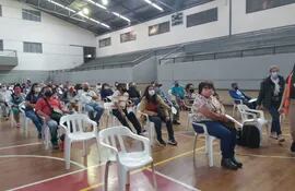 Hoy hubo un poco más de gente en el vacunatorio ubicado en el predio del Unace, en San Lorenzo.