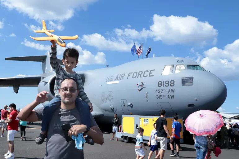 Roberto Mora y su pequeño Federico de cuatro años visitaron la Primera Brigada Aérea de la FAP para ver el Globemaster III de cerca.