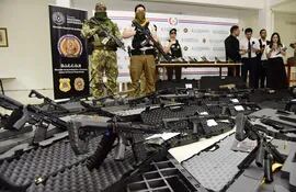 Armas incautadas en Dakovo que serán entregadas a las fuerzas de seguridad.