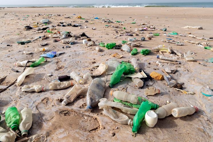 Más del 80 % de la basura que va a dar a los océanos se genera en tierra y uno de los contribuyentes mayores en esta contaminación es el plástico. (Imagen de archivo, EFE)