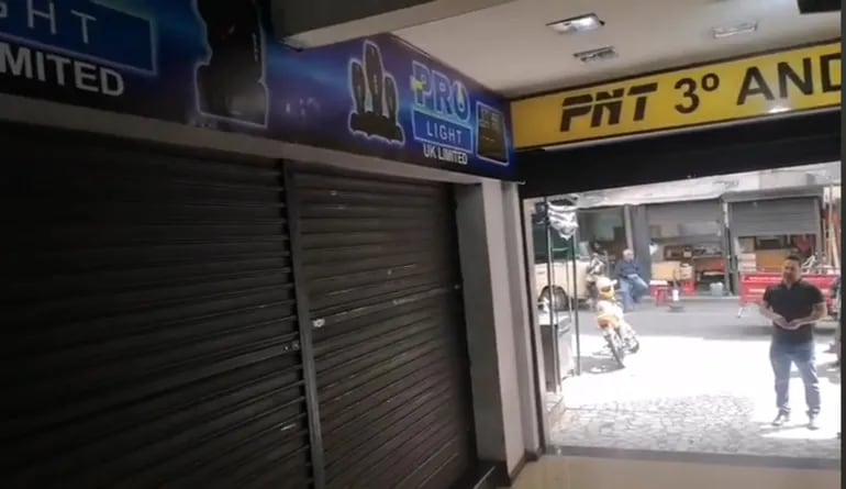 El local comercial denunciado como supuesta parte del esquema de asalto se encuentra cerrado en Ciudad del Este.