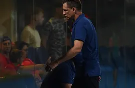 Facundo Sava, entrenador de Cerro Porteño, durante el partido contra Resistencia por la quinta ronda del torneo Apertura 2023 del fútbol paraguayo.