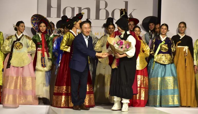 Al cierre del desfile el embajador de Corea en Paraguay, In Shik Woo y la a diseñadora coreana Hyo Jae, reconocida por sus desfiles alrededor del mundo.