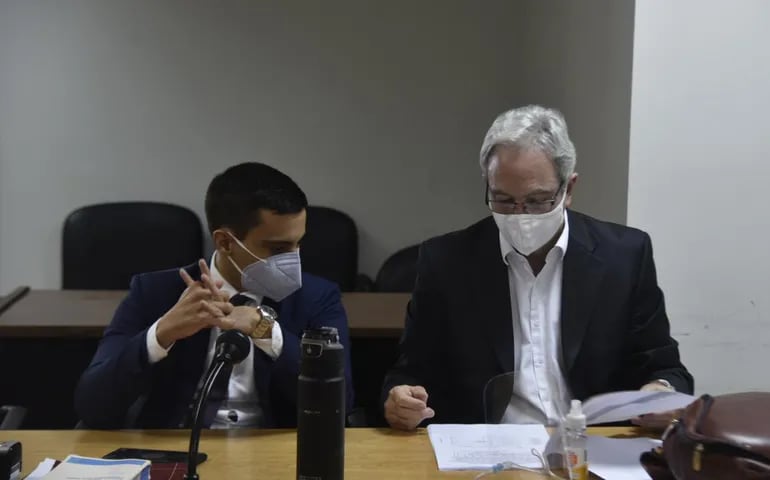 El extitular del Indert Justo Cárdenas y su abogado defensor Miguel Insaurralde (i) en sede judicial.