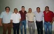 Santiago Peña junto al Gobernador de Guairá Juan Carlos Vera y los precandidatos a gobernador; el Diputado Fernando Ortellado y el empresario César Luis Sosa, además del Intendente de Paso Yobái, Óscar Chávez.