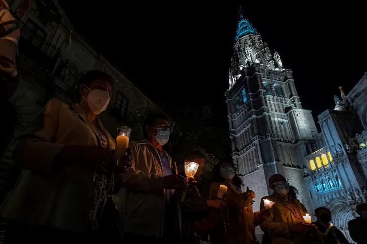 Un grupo de feligreses se reúne frente a la Catedral Primada de Toledo para rezar el rosario en un acto de reparación por la publicación de un vídeo musical de C. Tangana y Nathy Peluso en el interior del templo.