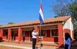 Alumnos izan la bandera paraguaya durante la habilitación de mejoras en la escuela Curuzú Francisco de Villarrica.
