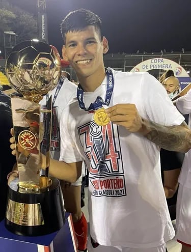 Robert Morales, con el trofeo de campeón del torneo Clausura.