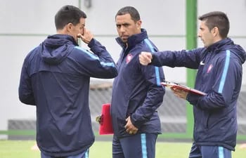 Qué cara la de Jorge Achucarro, en medio del técnico Víctor Bernay en la conversación con José “Mingo” Salcedo.
