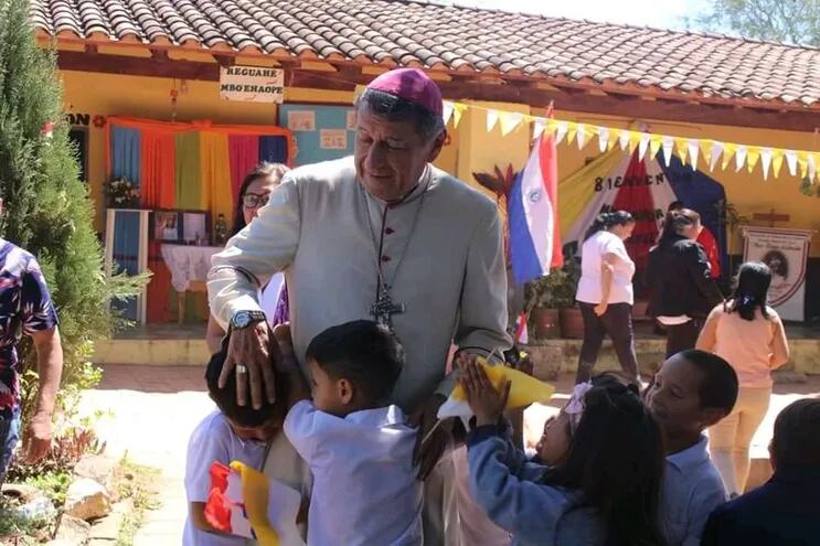 En cada comunidad monseñor Ricardo Valenzuela fue recibido con demostraciones de cariño, en especial por los niños.