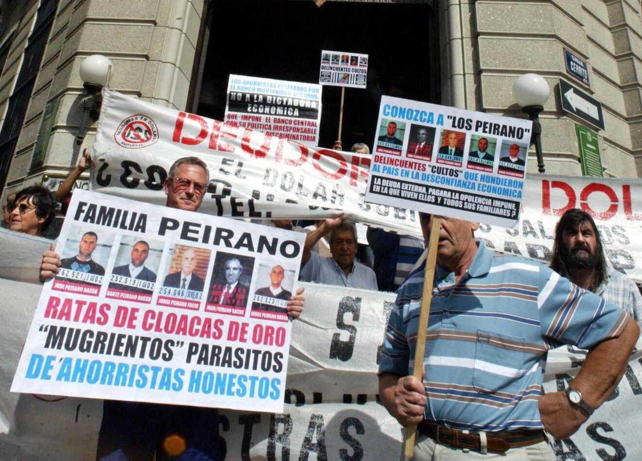 Ahorristas uruguayos protestan frente al Banco de Montevideo, uno de los afectados por la crisis del grupo Velox.