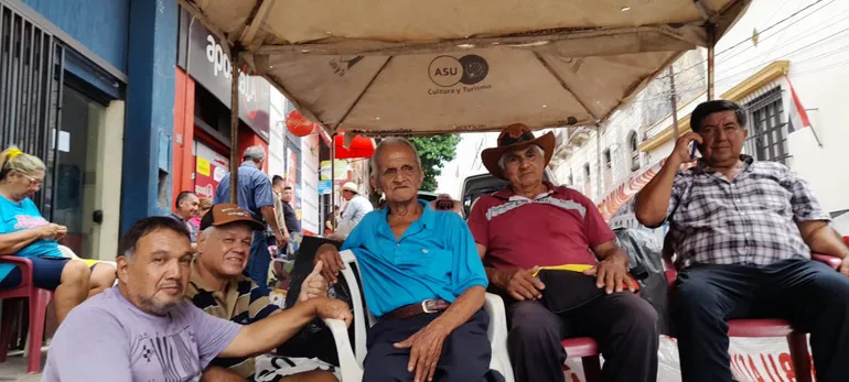 Jubilados acampan frente a la sede de la Caja de Jubilaciones del Personal Municipal. (gentileza).