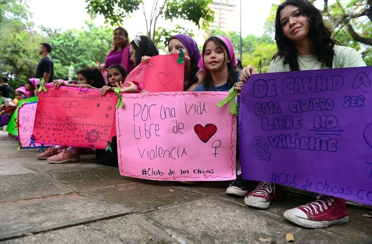 Este viernes 8 de marzo por la tarde se realiza en Asunción la octava marcha anual por el Día Internacional de la Mujer. EFE/ Daniel Piris