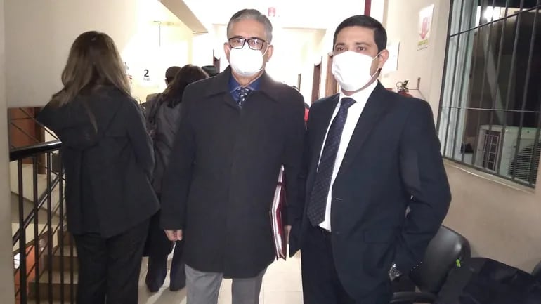 Froilán Peralta (c) y su abogado, Juan Villalba, en el Juzgado de Fernando de la Mora, hoy.