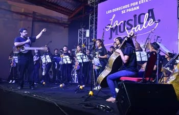 La Orquesta de Instrumentos Reciclados de Cateura participó del lanzamiento de la campaña "La música vale", que busca destacar el trabajo de autores, intérpretes y productores de la industria musical.
