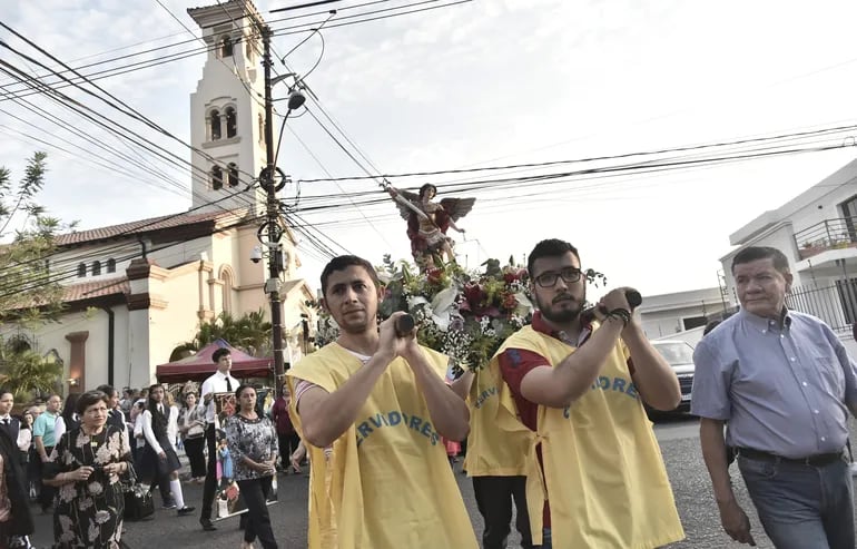 La procesión de San Miguel Arcángel partió del templo parroquial y recorrió el barrio de Ciudad Nueva, acompañado de miles de feligreses.