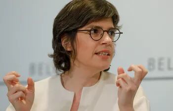 La ministra de Energía belga, Tinne Van der Straeten, ofrece una rueda de prensa tras un acuerdo sobre la eliminación nuclear actual para 2025, en Bruselas, Bélgica.