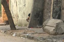 Los adictos al crack recorreon las calles y los barrios de Asunción y Central
