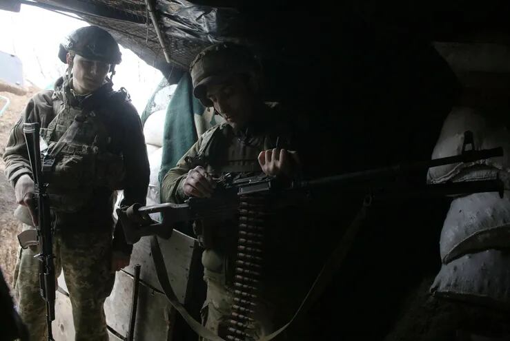 Soldados ucranianos en la zona de conflicto entre las fuerzas del Gobierno y separatistas prorrusos cerca de la ciudad de Marinka, en la región de Donetsk.