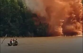 Con explosivos destruyeron puertos clandestinos en el lago de Itaipú.